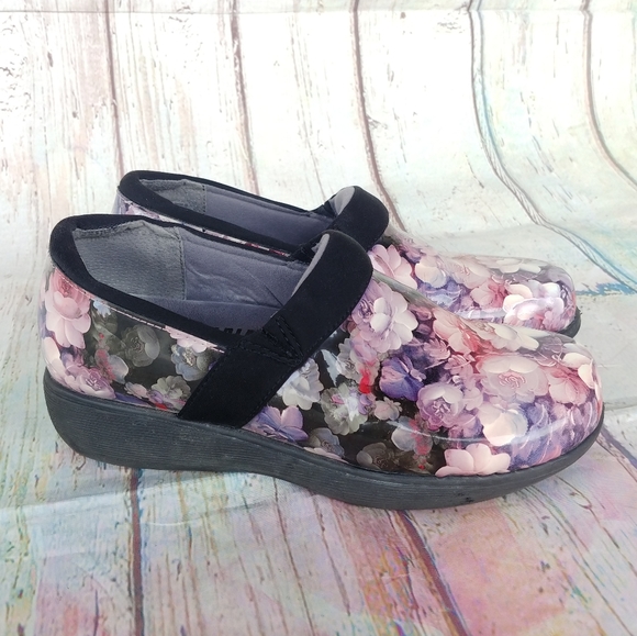 GREYS ANATOMY | Pink Floral Softwalk Nurse Clogs - Picture 2 of 13